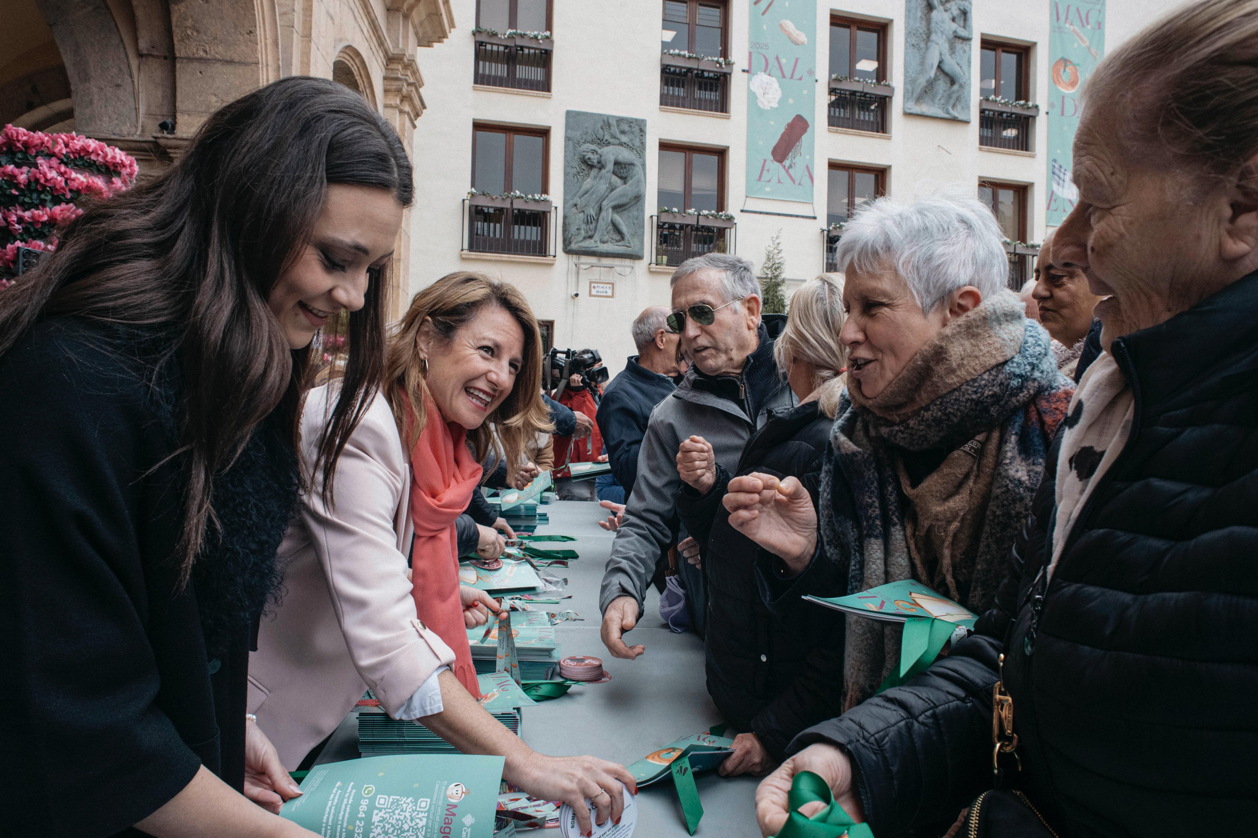 Largas colas en el reparto del programa oficial de fiestas, cintas y pulseras: "La ciudad siempre responde" Largas colas en el reparto del programa oficial de fiestas, cintas y pulseras: "La ciudad siempre responde"