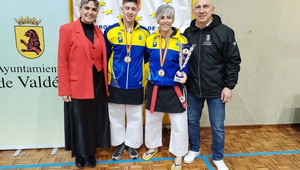 Eva y Alejando posando junto a la edil de deportes y el director deportivo municipal. Eva y Alejando posando junto a la edil de deportes y el director deportivo municipal.
