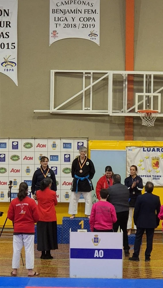 Eva Fernández en lo más alto del pódium al proclamarse campeona de España de Kobudo. Eva Fernández en lo más alto del pódium al proclamarse campeona de España de Kobudo.