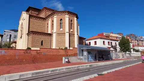 Apeadero ubicado junto a la Iglesia de Las Ventas Apeadero ubicado junto a la Iglesia de Las Ventas