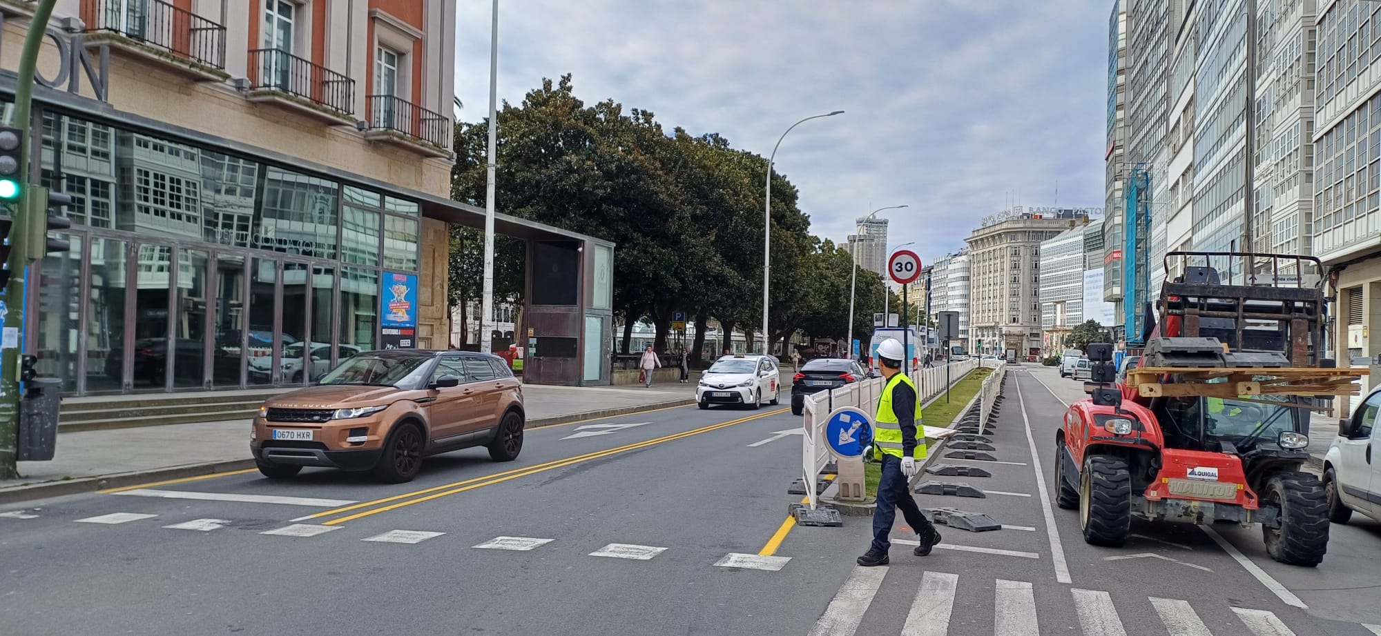 Comienzan las obras del Cantón coruñés con los comerciantes de la zona Obelisco pidiendo más información y comunicación al Concello Comienzan las obras del Cantón coruñés con los comerciantes de la zona Obelisco pidiendo más información y comunicación al Concello