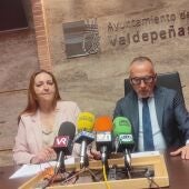 Julia Cejudo, concejala de Desarrollo Empresarial, y Francisco Delgado, portavoz de Gobierno (Valdepeñas)
