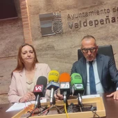 Julia Cejudo, concejala de Desarrollo Empresarial, y Francisco Delgado, portavoz de Gobierno (Valdepeñas) Julia Cejudo, concejala de Desarrollo Empresarial, y Francisco Delgado, portavoz de Gobierno (Valdepeñas)