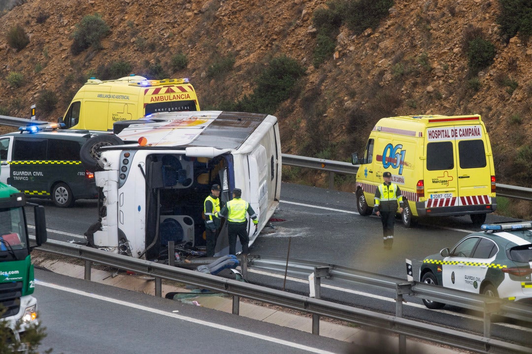 Al menos seis heridos en el vuelco de un autobús del Imserso en Murcia Al menos seis heridos en el vuelco de un autobús del Imserso en Murcia