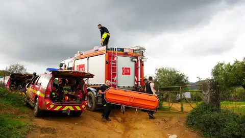 Hallan el cuerpo de la mujer en el arroyo de Constantina y suspendida búsqueda del hombre hasta mañana Hallan el cuerpo de la mujer en el arroyo de Constantina y suspendida búsqueda del hombre hasta mañana