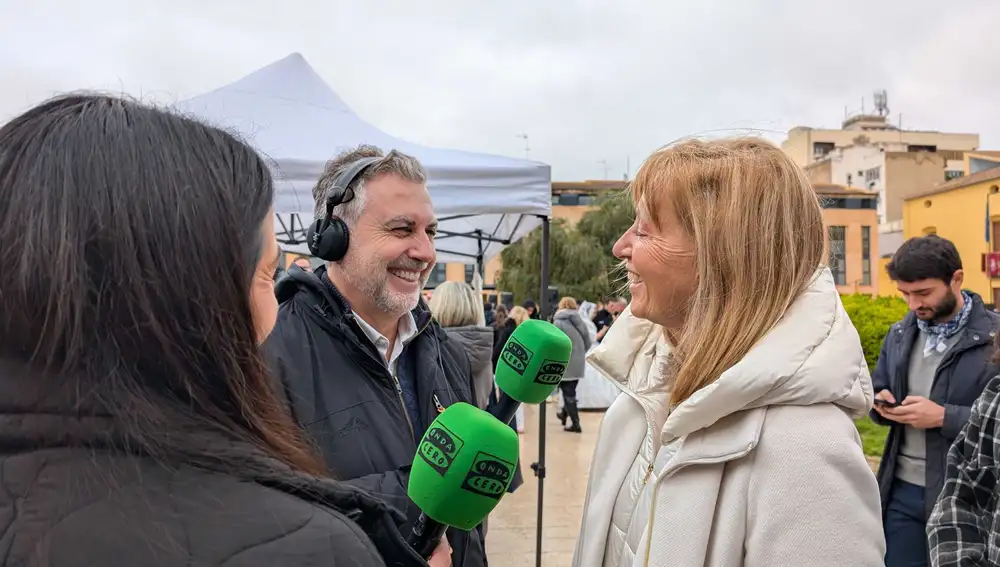 Alsina, con Laura, farmacéutica afectada por la DANA. Alsina, con Laura, farmacéutica afectada por la DANA.