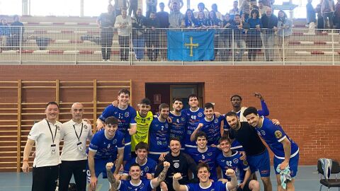 La plantilla de Uni&oacute;n Financiera celebra la victoria