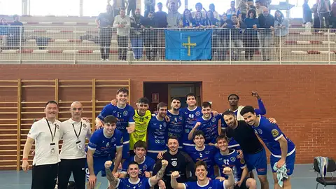 La plantilla de Unión Financiera celebra la victoria La plantilla de Unión Financiera celebra la victoria