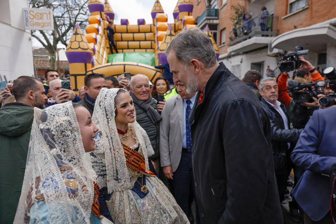 El Rey visita por sorpresa las fallas de Torrent y acudirá a la corrida de toros en Valencia El Rey visita por sorpresa las fallas de Torrent y acudirá a la corrida de toros en Valencia