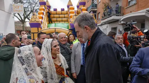 El rey Felipe VI (d) se ha desplazado este miércoles a la localidad valenciana de Torrent El rey Felipe VI (d) se ha desplazado este miércoles a la localidad valenciana de Torrent/ EFE/ Kai Forsterling