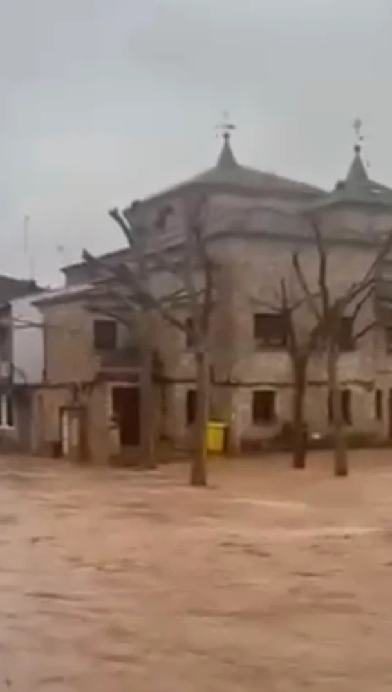 El agua entró en un bar de la localidad, que este miércoles ha tenido que limpiar el lodo El agua entró en un bar de la localidad, que este miércoles ha tenido que limpiar el lodo