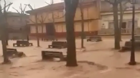 El centro del pueblo quedó cubierto de agua durante algunas horas El centro del pueblo quedó cubierto de agua durante algunas horas