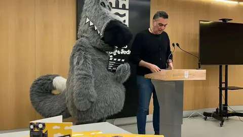 O concelleiro de Cultura de Pontevedra, Demetrio Gómez e Orbil Salón do Libro de Pontevedra 2025 con máis de 300 actividades