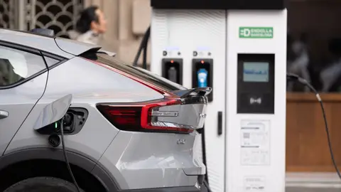 Los fabricantes de coches buscan la complicidad de los Ayuntamientos para impulsar el vehículo eléctrico Los fabricantes de coches buscan la complicidad de los Ayuntamientos para impulsar el vehículo eléctrico