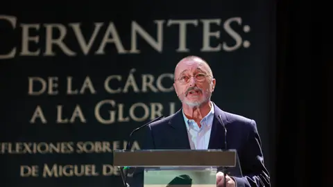 El escritor Arturo Pérez-Reverte interviene durante las Jornadas sobre Cervantes. El escritor Arturo Pérez-Reverte interviene durante las Jornadas sobre Cervantes.
