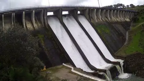 Presa de Tentudía aliviando agua Presa de Tentudía aliviando agua