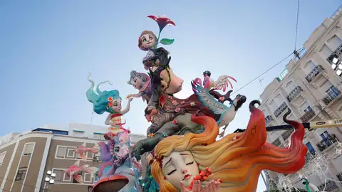 Montaje del monumento que forman varios ninots elaborado por la agrupación Sueca literato Azorín este sábado en Vàlencia. Montaje del monumento que forman varios ninots elaborado por la agrupación Sueca literato Azorín este sábado en Vàlencia.