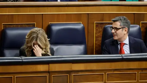 Las vicepresidenta segunda y ministra de Trabajo, Yolanda Díaz y el ministro de Presidencia, Justicia y Relaciones con las Cortes, Félix Bolaños, durante el pleno del Congreso que se celebra este jueves. Las vicepresidenta segunda y ministra de Trabajo, Yolanda Díaz y el ministro de Presidencia, Justicia y Relaciones con las Cortes, Félix Bolaños, durante el pleno del Congreso que se celebra este jueves./ EFE/ Mariscal