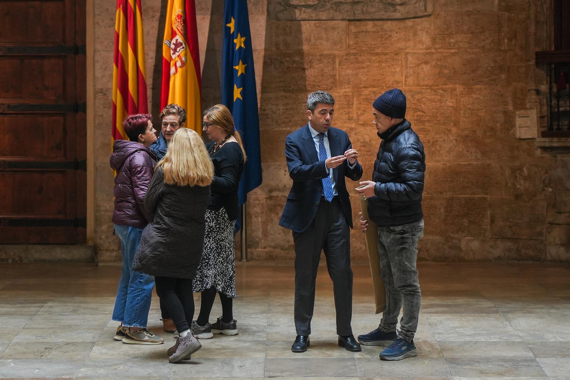 Mazón recibe por primera vez en el Palau de la Generalitat a familiares de varias víctimas de la DANA Mazón recibe por primera vez en el Palau de la Generalitat a familiares de varias víctimas de la DANA