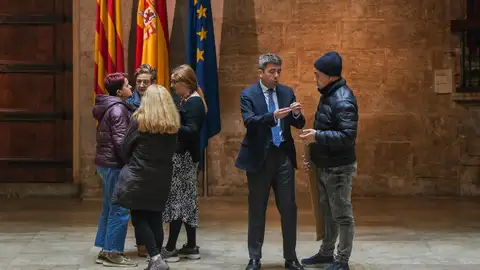 Familiares de víctimas de la DANA conversan con el 'president' de la Generalitat Valenciana, Carlos Mazón. Familiares de víctimas de la DANA conversan con el 'president' de la Generalitat Valenciana, Carlos Mazón.