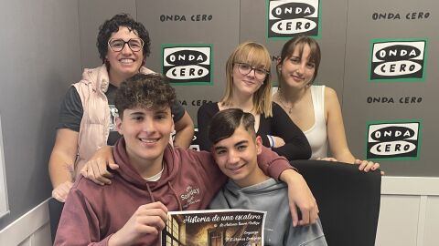 Alumnos del IES Marcos Zaragoza visitan Onda Cero Marina Baixa