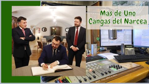 Barb&oacute;n firma en el Libro de Honor del Parador de Corias en presencia de Jos&eacute; Luis Fontaniella, alcalde de Cangas, y Ganiel Gonz&aacute;lez, director del Parador