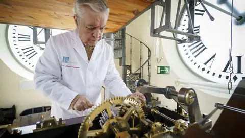 El reloj de la Puerta del Sol deja de sonar por labores de limpieza El reloj de la Puerta del Sol deja de sonar por labores de limpieza