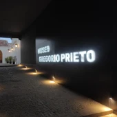Imagen nocturna de la entrada al Museo Gregorio Prieto en Valdepeñas Imagen nocturna de la entrada al Museo Gregorio Prieto en Valdepeñas