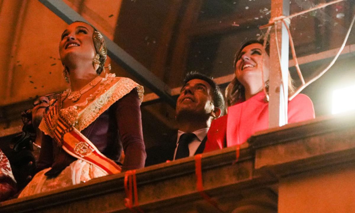 Mazón asiste a la 'Nit de la Cremà' y vuelve a desatar las críticas: "Una auténtica vergüenza" Mazón asiste a la 'Nit de la Cremà' y vuelve a desatar las críticas: "Una auténtica vergüenza"