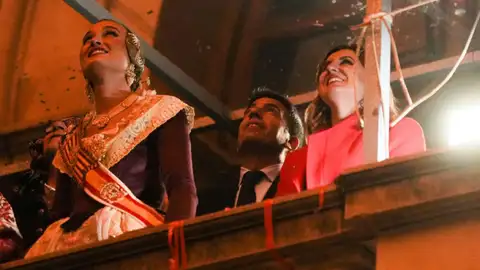 El president de la Generalitat, Carlos Mazón, asiste a la 'Nit de la Cremà' 2025 desde el balcón del Ayuntamiento de València El president de la Generalitat, Carlos Mazón, asiste a la 'Nit de la Cremà' 2025 desde el balcón del Ayuntamiento de València