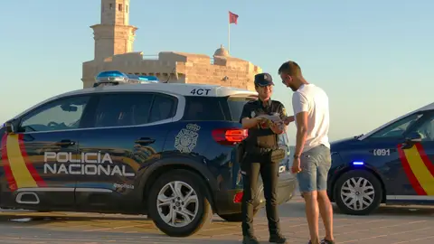 Una agente de la Policía Nacional en Ciutadella. Una agente de la Policía Nacional en Ciutadella.