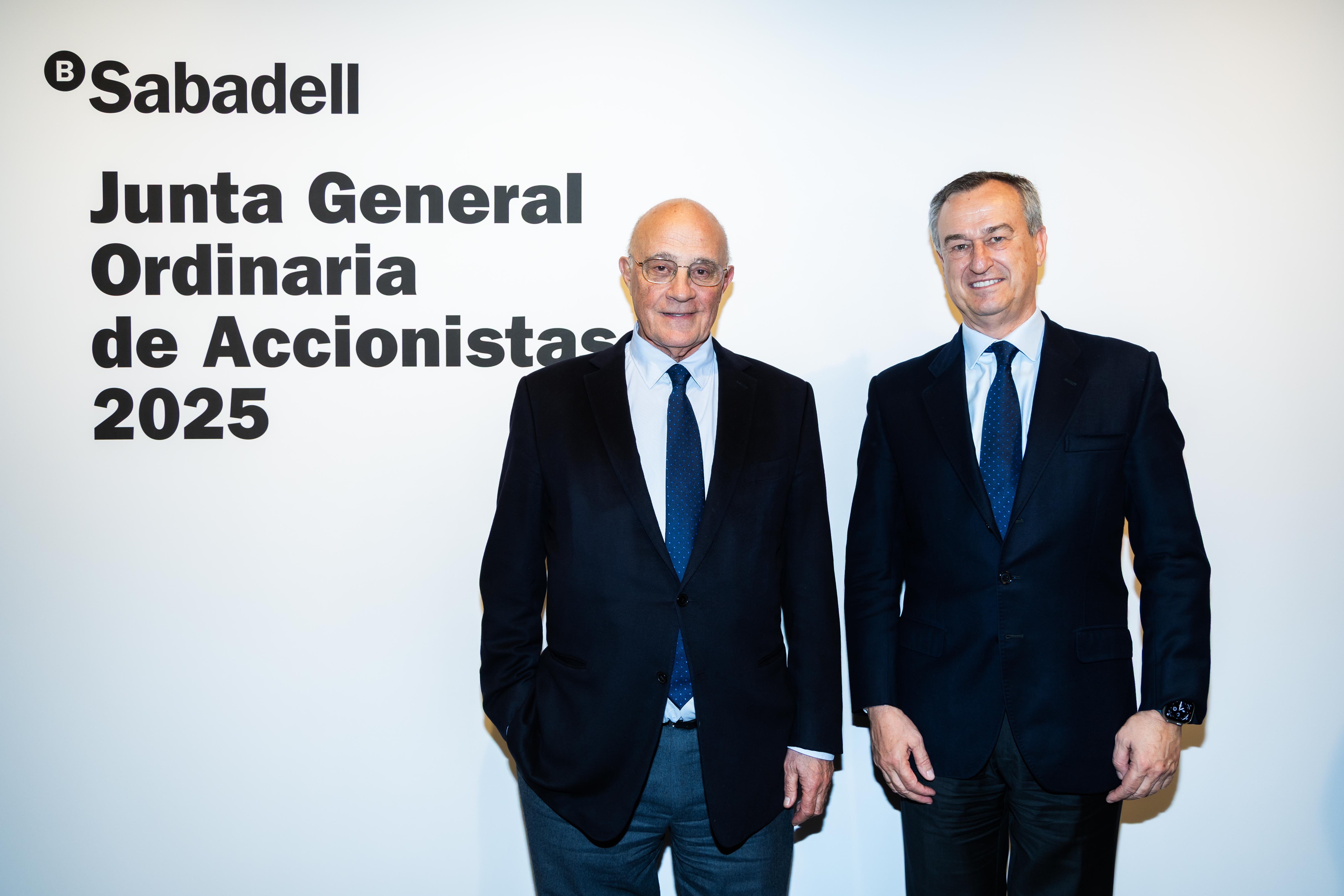 El Banc Sabadell s'encomana al govern i als accionistes per tombar l'OPA del BBVA El Banc Sabadell s'encomana al govern i als accionistes per tombar l'OPA del BBVA