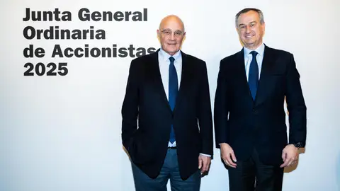 Josep Oliu, president del Banc Sabadell, i César González-Bueno, conseller delegat, en la trobada tradicional amb els mitjans previ a la Junta d'Accionistes Josep Oliu, president del Banc Sabadell, i César González-Bueno, conseller delegat, en la trobada tradicional amb els mitjans previ a la Junta d'Accionistes