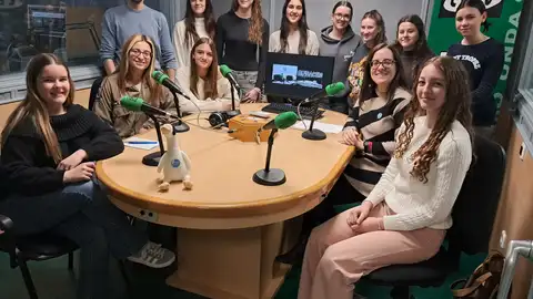 El CEIPSO Federico García Lorca de Camarma de Esteruelas presenta su proyecto de radio escolar Alumnas y profesorado del CEIPSO Federico García Lorca de Camarma de Esteruelas
