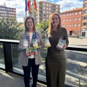 La alcaldesa, María Tormo, y la concejala de Bienestar Social, Eugenia Martinavarro. 