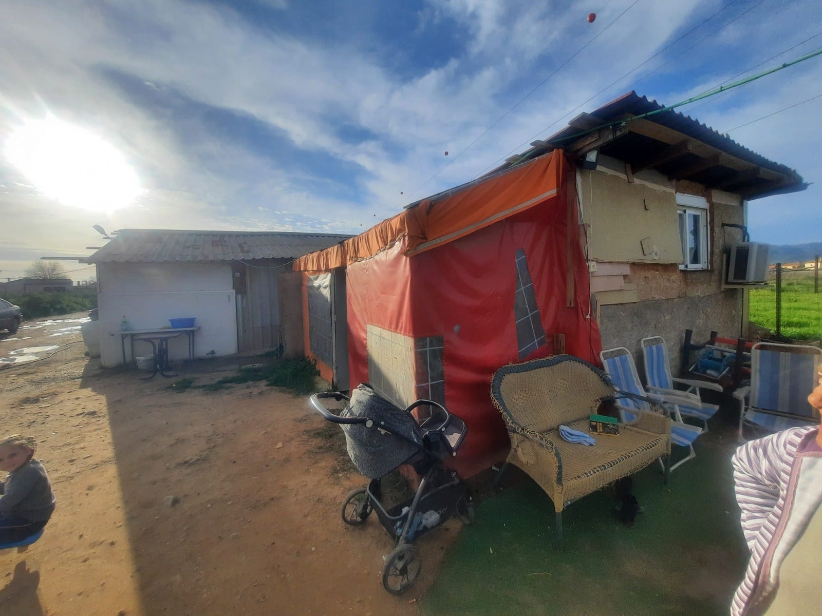 Cáritas Diocesana ayuda a las familias rumanas desalojadas del asentamiento de Pedroche Cáritas Diocesana ayuda a las familias rumanas desalojadas del asentamiento de Pedroche