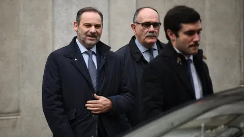 El ex ministro de Transportes José Luis Ábalos (1i) sale de declarar al Tribunal Supremo. El ex ministro de Transportes José Luis Ábalos (1i) sale de declarar al Tribunal Supremo.