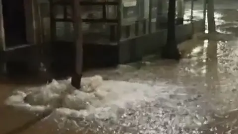 La EMA trabaja para reparar dos averías que han dejado sin agua potable a varias calles de Gijón La EMA trabaja para reparar dos averías que han dejado sin agua potable a varias calles de Gijón