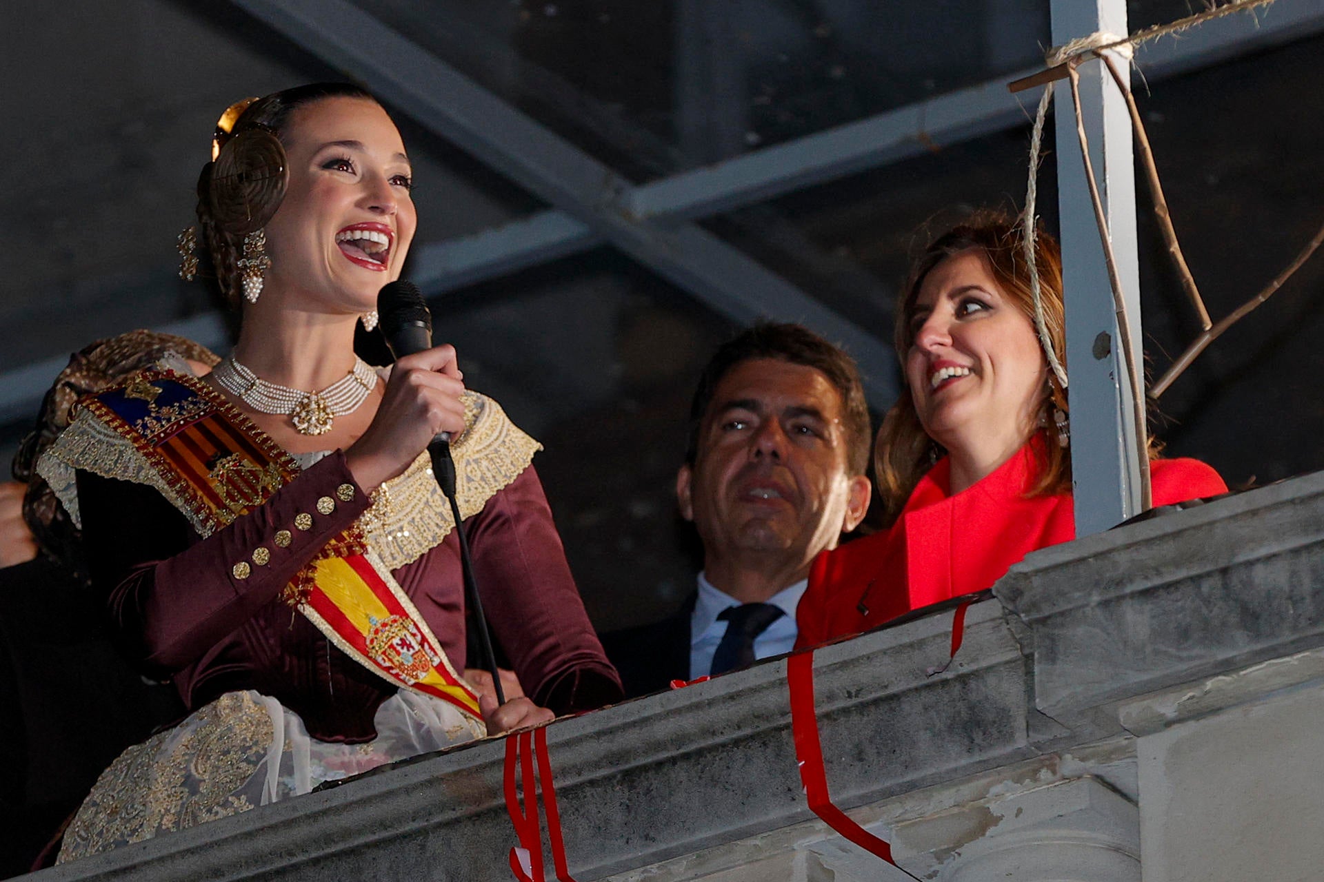 Mazón asiste por sorpresa a la Cremà de la Falla municipal desde el Ayuntamiento de Valencia Mazón asiste por sorpresa a la Cremà de la Falla municipal desde el Ayuntamiento de Valencia