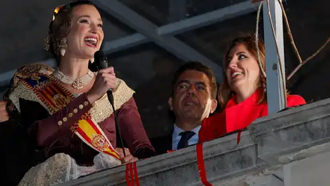 El president de la Generalitat, Carlos Mazón, junto a la alcaldesa de Valencia, María José Catalá y la fallera mayor, Berta Peiró (i), durante la Cremà de la falla municipal. El president de la Generalitat, Carlos Mazón, junto a la alcaldesa de Valencia, María José Catalá y la fallera mayor, Berta Peiró (i), durante la Cremà de la falla municipal.