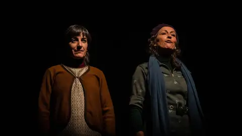 O Auditorio de Vilagarcía acolle a obra "As alumnas" este sábado Conversamos coa actriz vilagarciá, Anabell Gago, unha das protagonistas da obra de teatro dirixada por Fina Calleja co texto de Paula Carballeira, quen recibiu o premio Nacional 2023 de "Literatura Dramática" por esta obra.