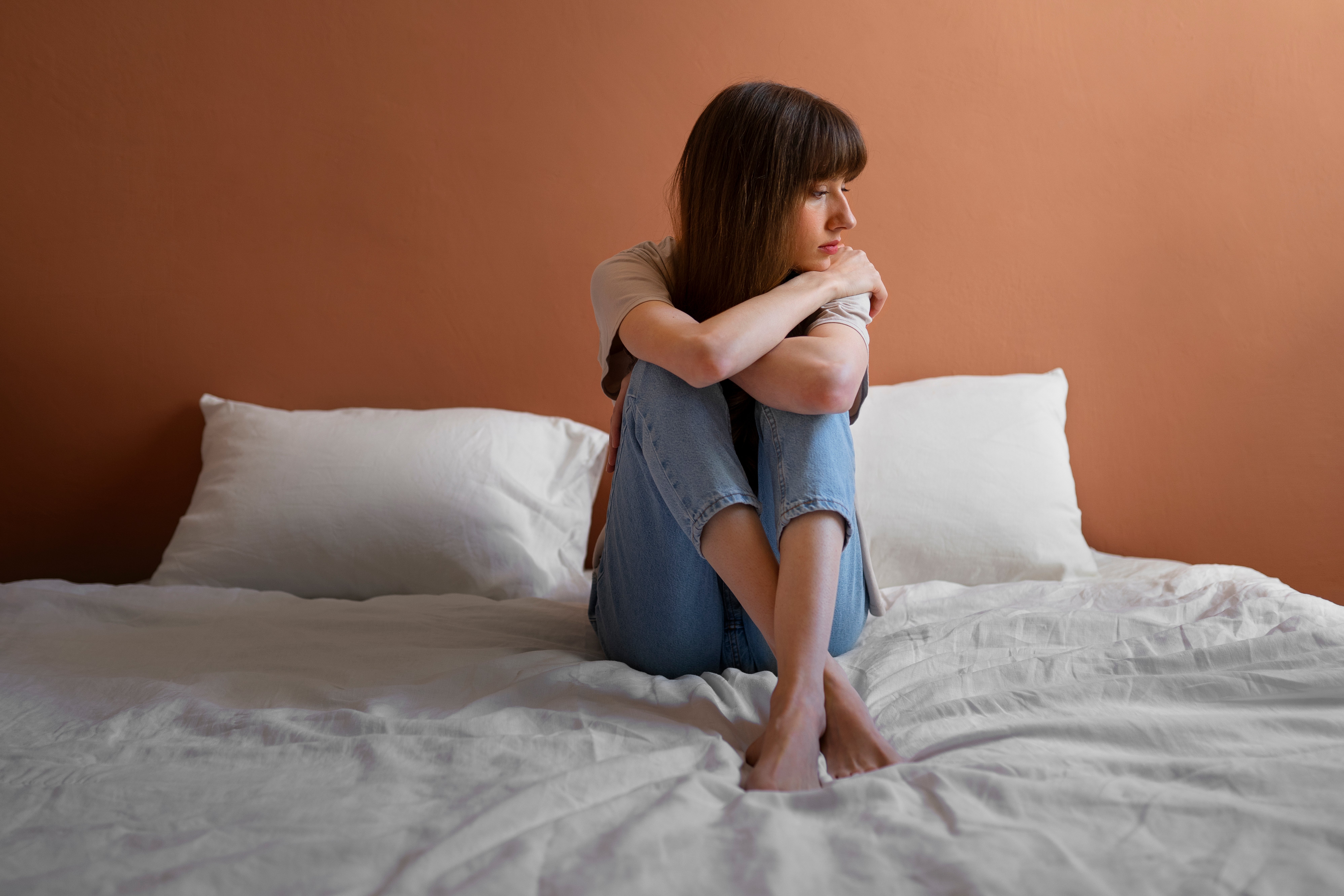 Una chica con cara de tristeza. Una chica con cara de tristeza.