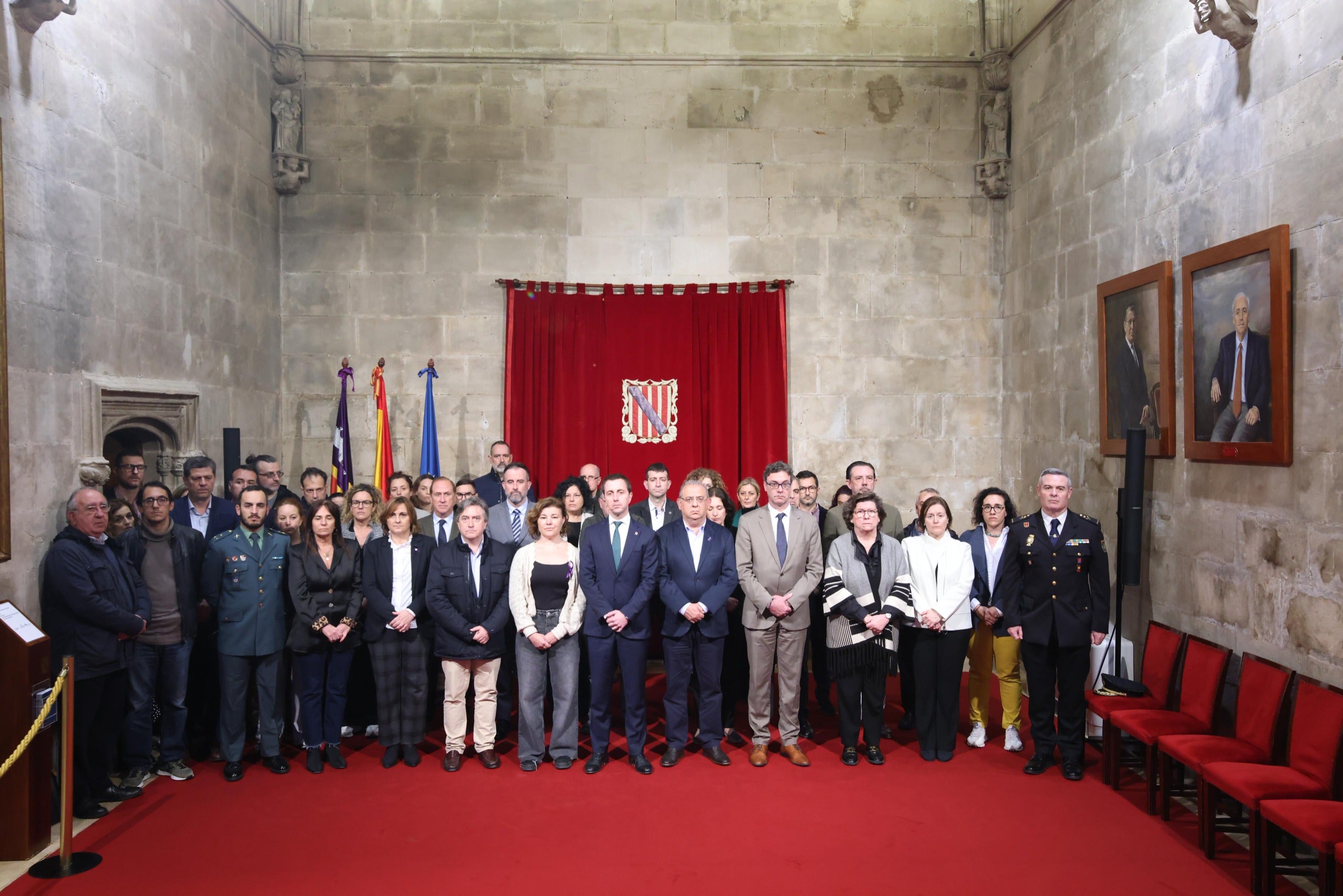 Minuto de silencio por el crimen machista de una vecina de Puigpunyent Minuto de silencio por el crimen machista de una vecina de Puigpunyent