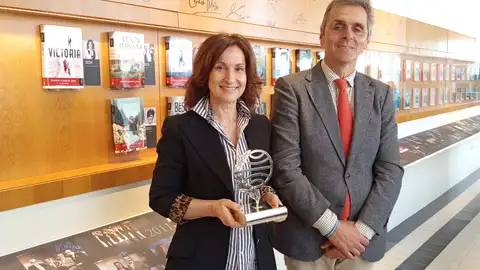 Paloma Sánchez Garnica coloca su ejemplar firmado de ‘Victoria’ en la galería de los Premios Planeta de El Pedroso Paloma Sánchez Garnica coloca su ejemplar firmado de ‘Victoria’ en la galería de los Premios Planeta de El Pedroso