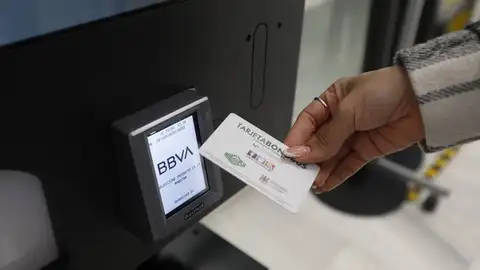 Aucorsa instala tres máquinas de autoventa de tarjetas bonobús Aucorsa instala tres máquinas de autoventa de tarjetas bonobús