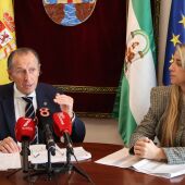 Isabel Butrón y José María Román, durante la presentación de la liquidación del presupuesto 2025 