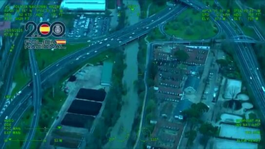 El espectacular v&iacute;deo de la Polic&iacute;a Nacional con las vistas a&eacute;reas del r&iacute;o Manzanares al l&iacute;mite del desbordamiento