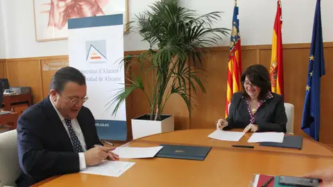 Antonio Arias y Amparo Navarro renuevan el acuerdo de mecenazgo Antonio Arias y Amparo Navarro renuevan el acuerdo de mecenazgo