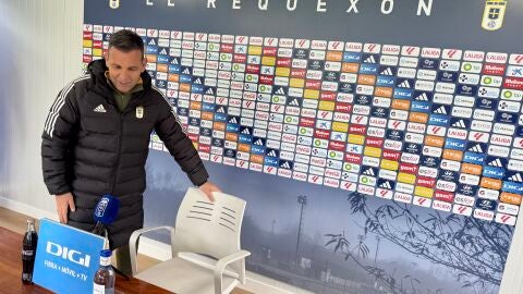 21-03-2025 Javi Calleja, entrenador del Real Oviedo, en la sala de prensa del Requex&oacute;n