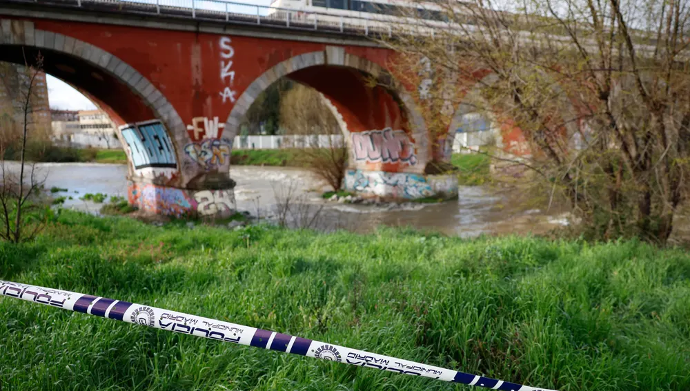 La policía selló a orillas del río Mansanarez en el apogeo del puente francés en Madrid. La policía selló a orillas del río Mansanarez en el apogeo del puente francés en Madrid.